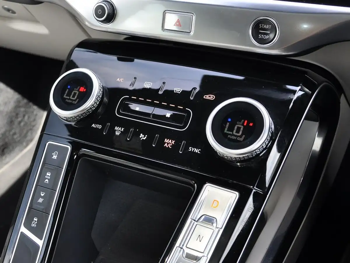 2021-jaguar-i-pace-ev400-black-big-29