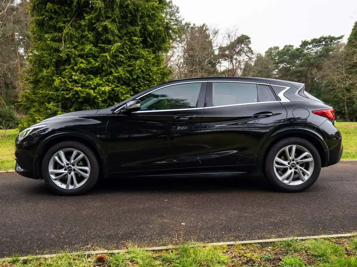 2017-infiniti-q30-15d-se-big-8
