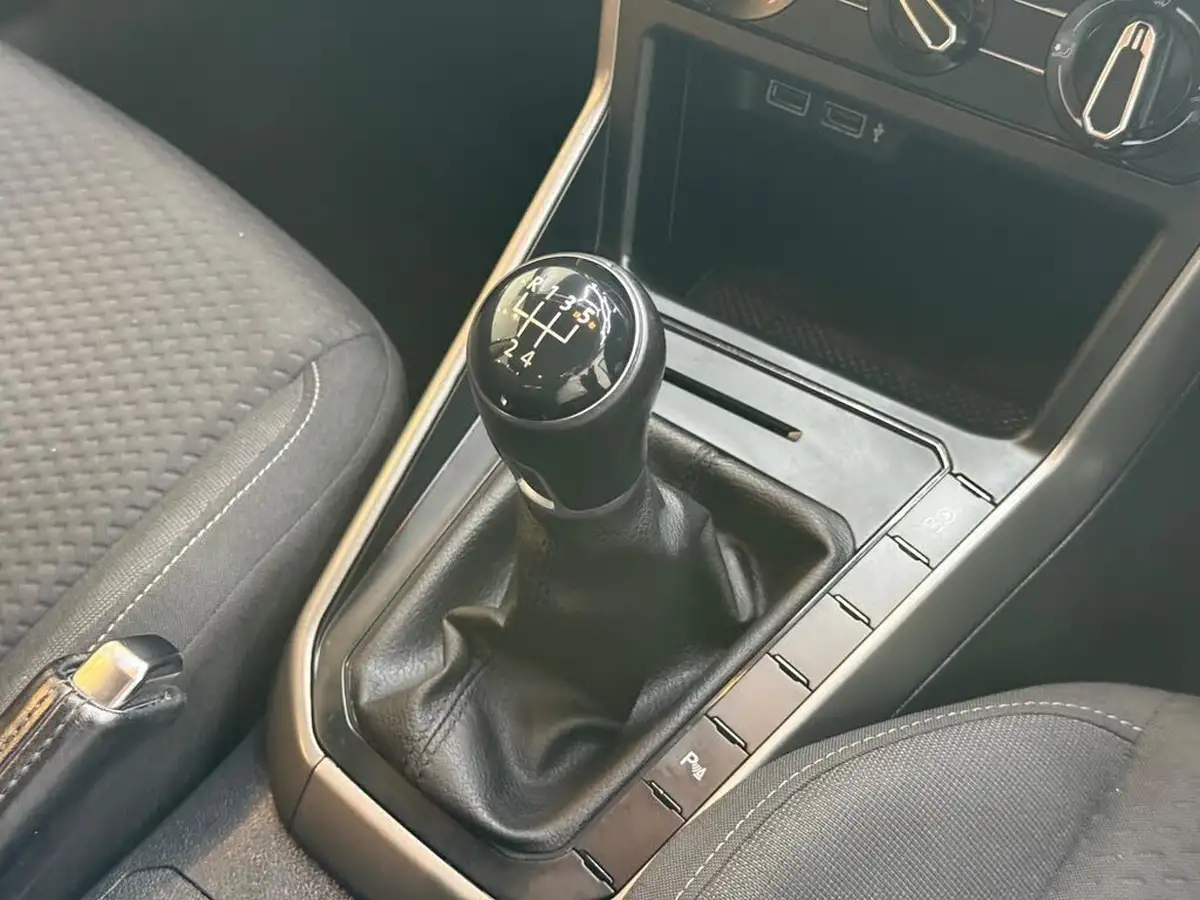 2018-volkswagen-polo-10-se-65ps-big-11