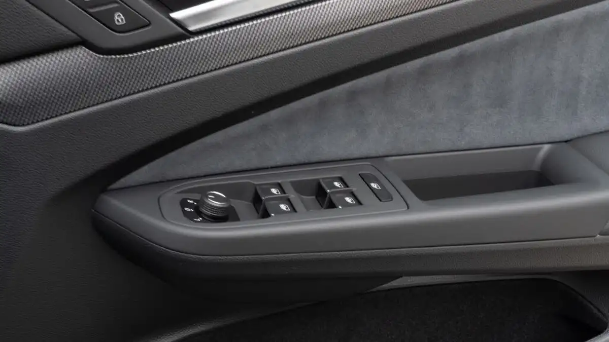 2025-volkswagen-golf-20-tsi-r-black-edition-big-30