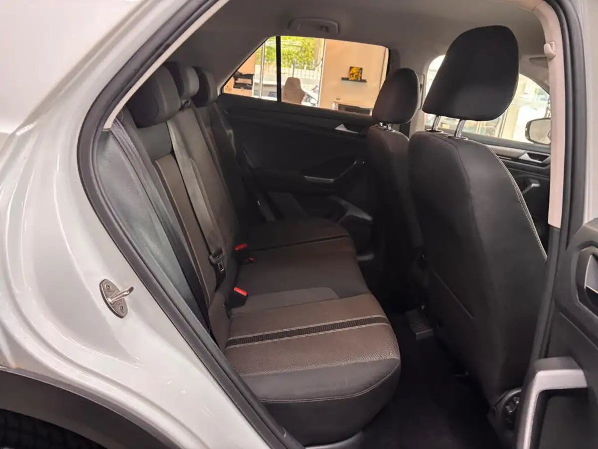 2018-volkswagen-t-roc-10-tsi-design-ss-big-24