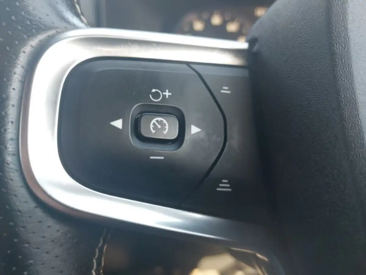 2020-volvo-xc40-15-t3-r-design-big-15