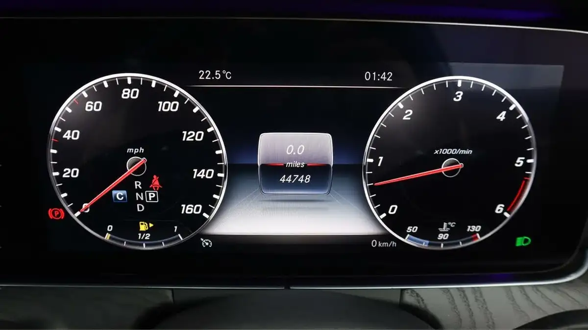 2019-mercedes-benz-e-class-30-d-e400d-amg-line-night-edition-premium-plus-saloon-4d-big-9