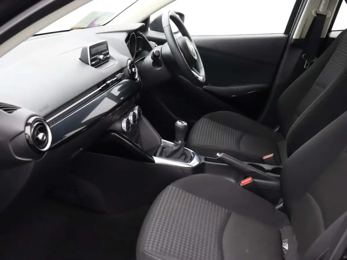 2018-mazda-mazda2-15-se-l-big-8
