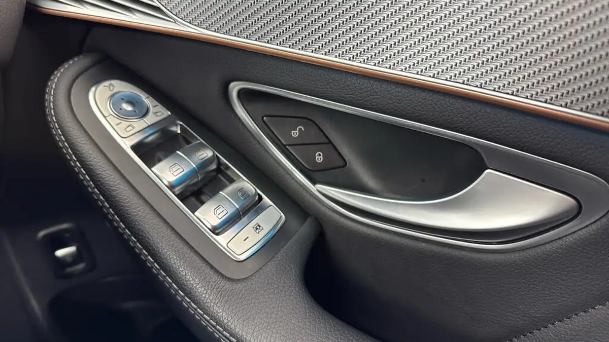 2022-mercedes-benz-eqc-e-eqc-400-amg-line-big-22