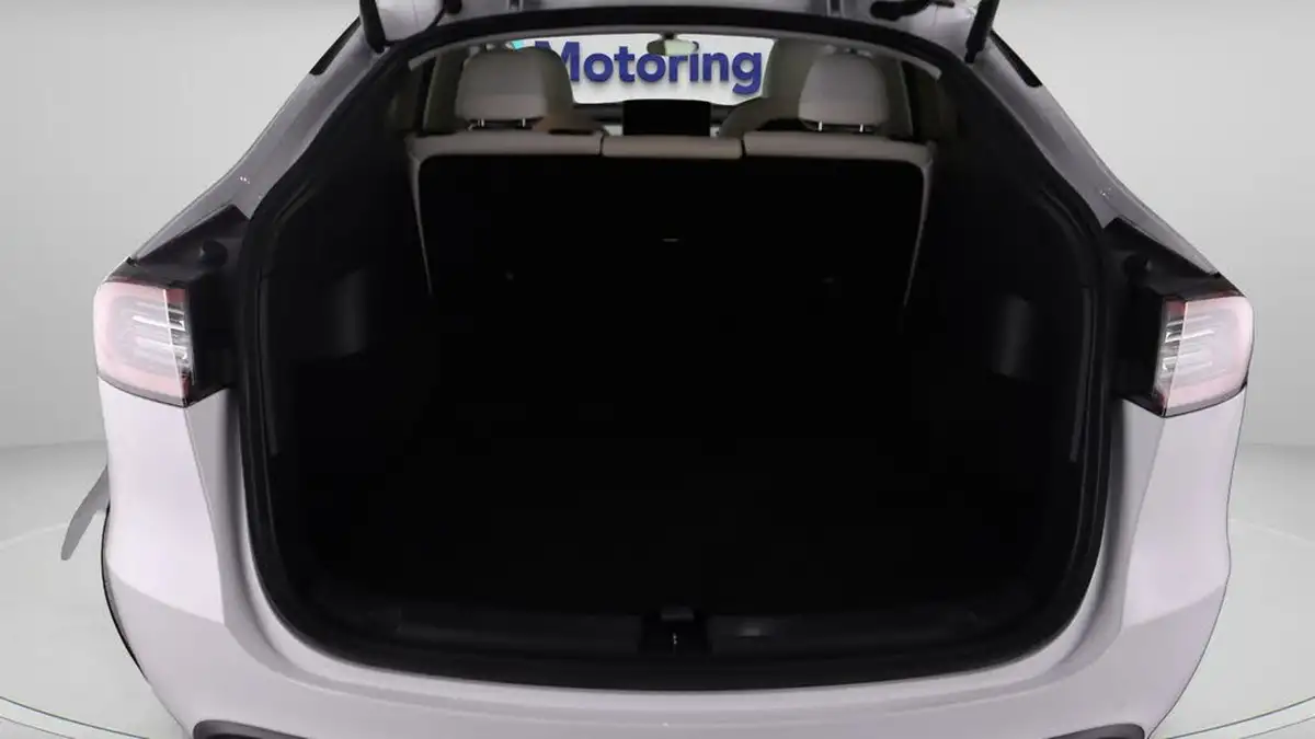 2022-tesla-model-y-e-long-range-big-17