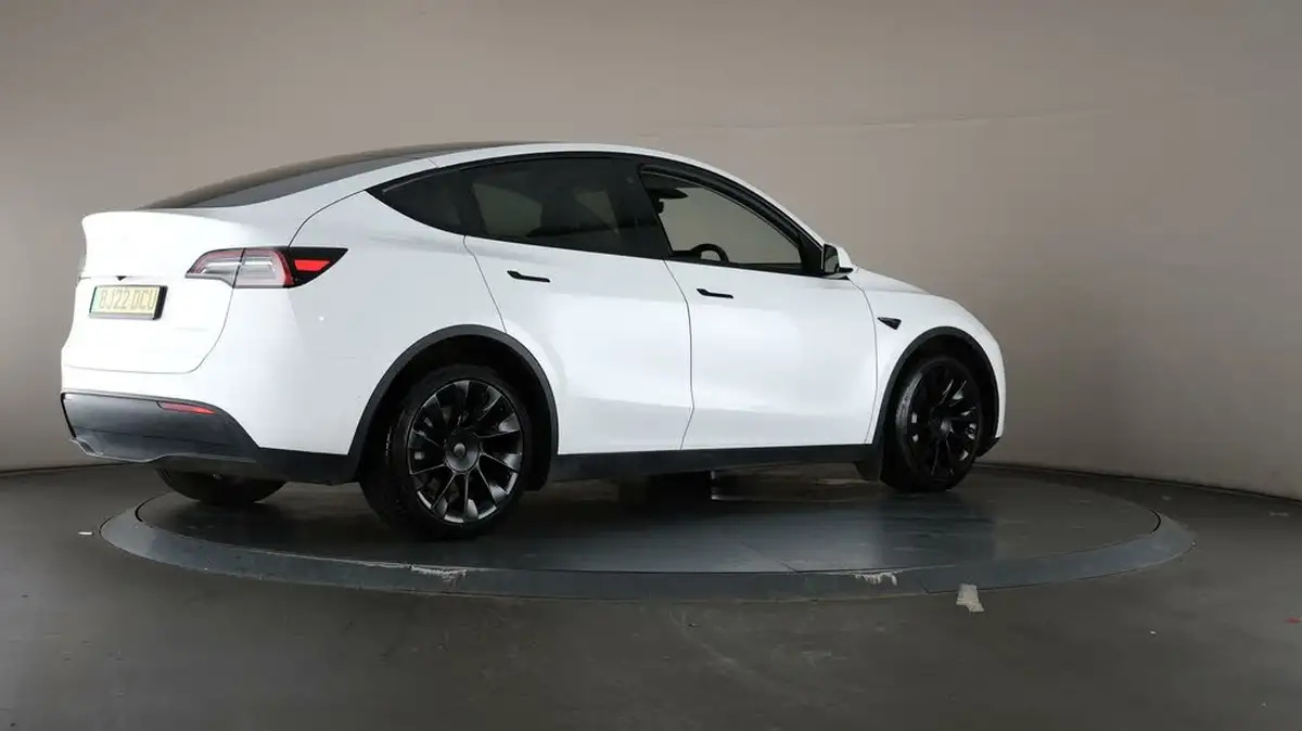 2022-tesla-model-y-e-long-range-big-65