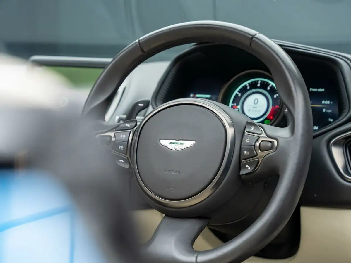 2019-aston-martin-db11-40-v8-big-33