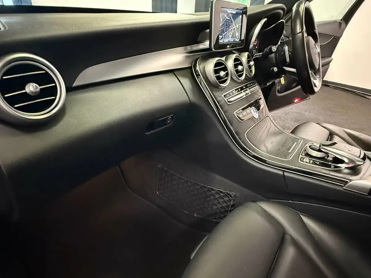 2017-mercedes-benz-c-class-21d-c250d-amg-line-ss-saloon-4d-4matic-9g-tronic-plus-big-52