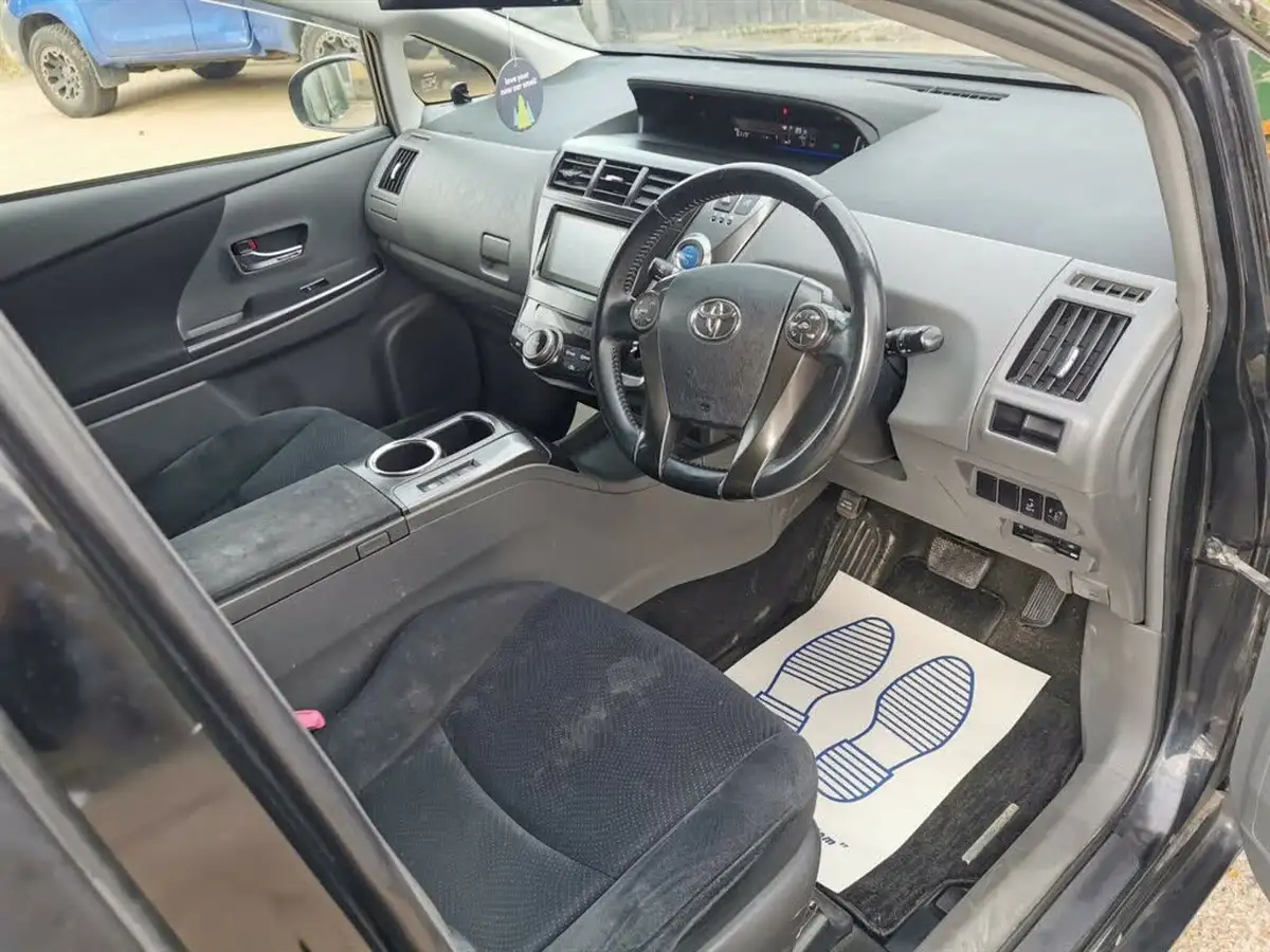 2013-toyota-prius-big-31
