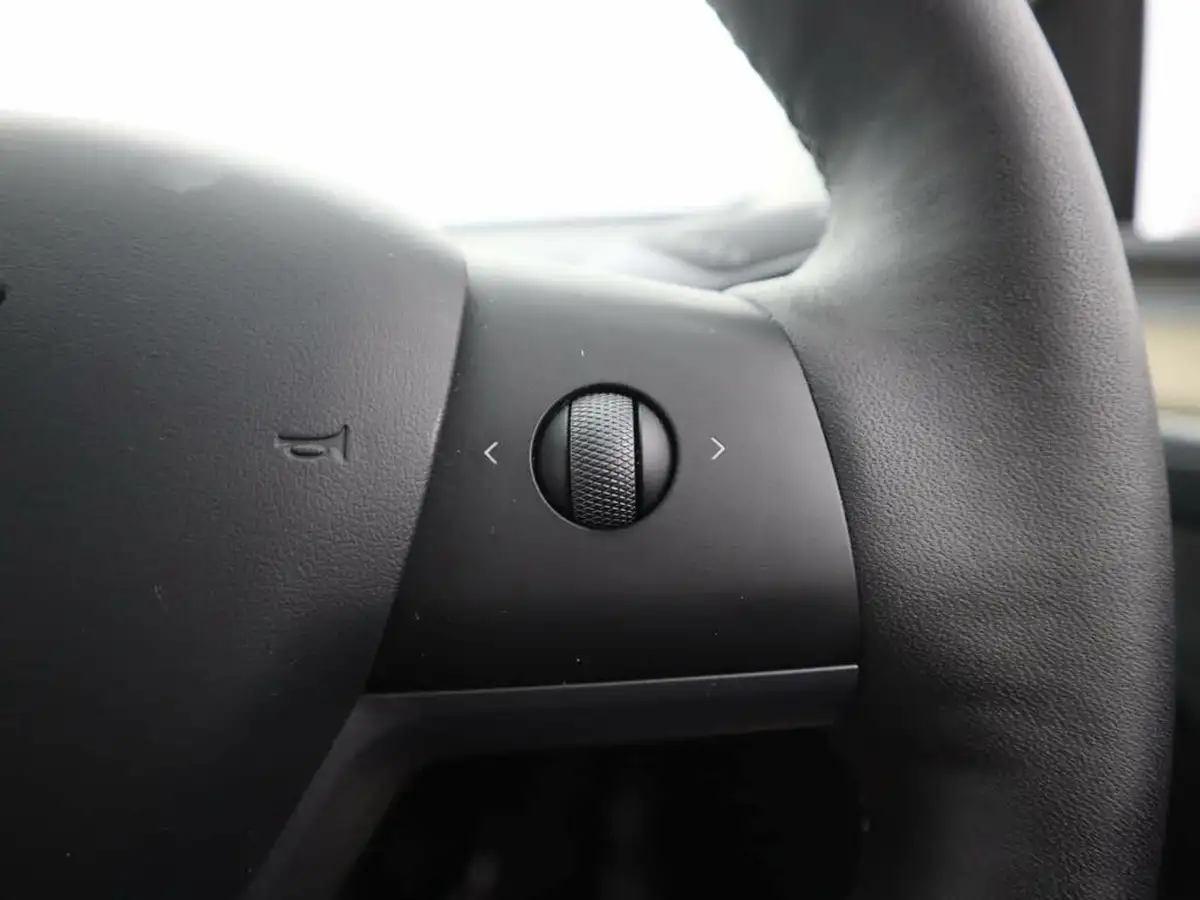 2023-tesla-model-y-e-rwd-big-35