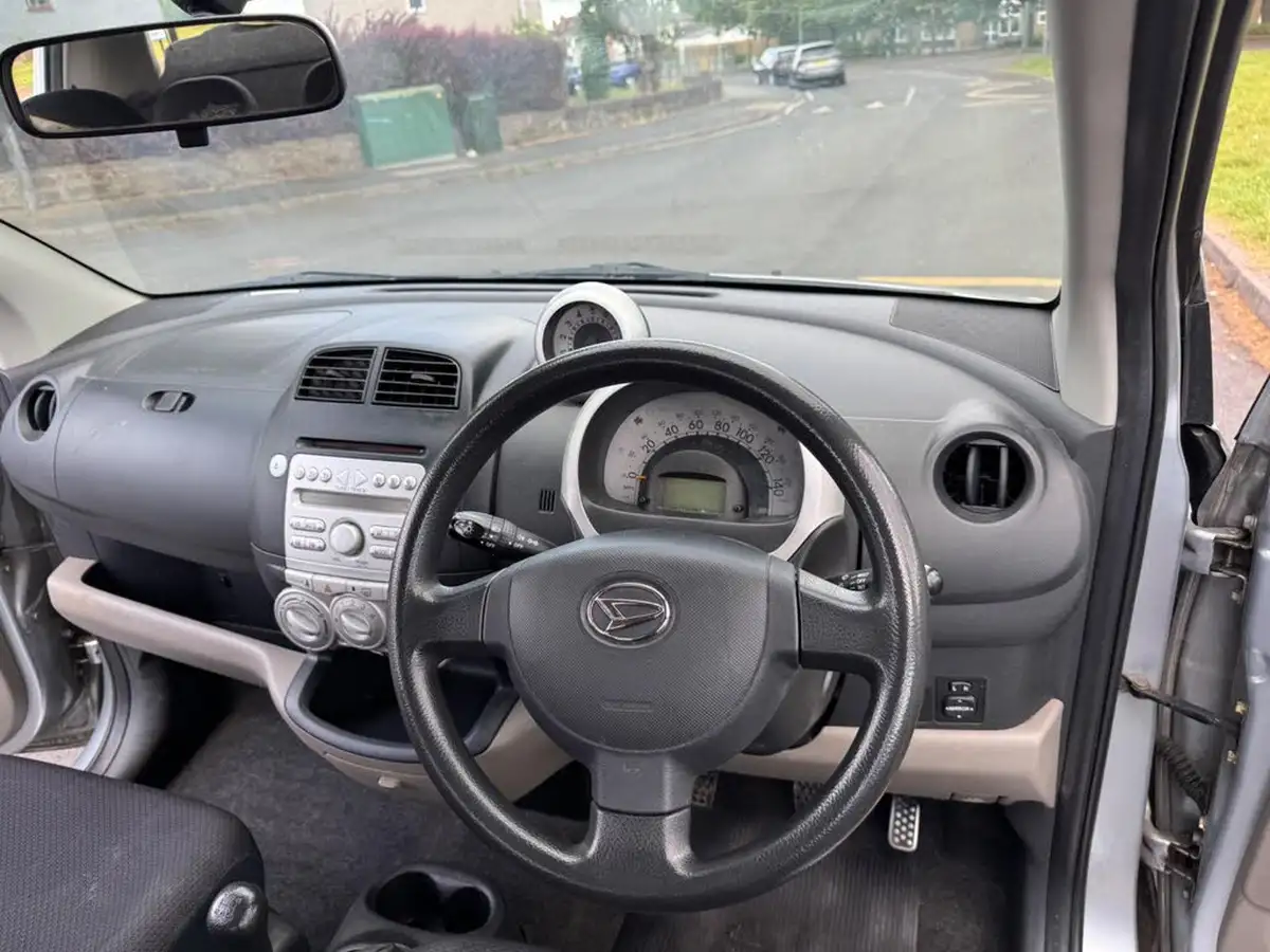 2005-daihatsu-sirion-13-se-big-26