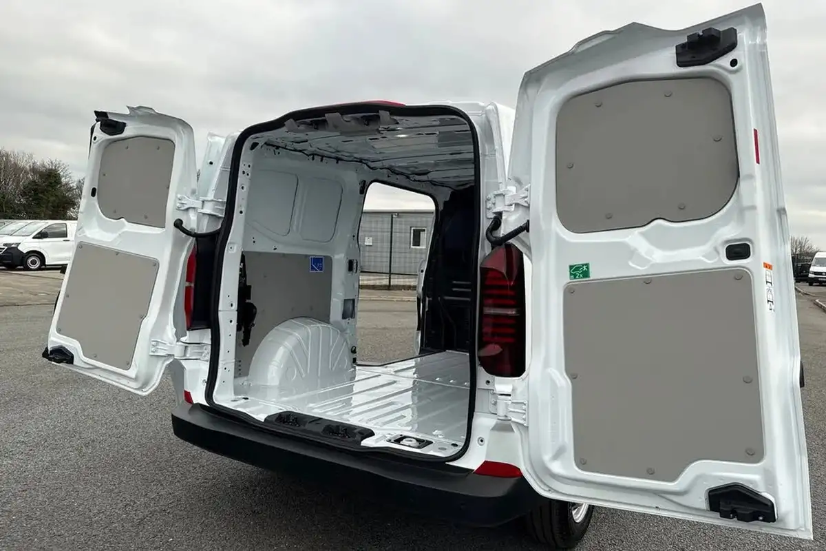 2025-volkswagen-transporter-20tdi-t30-commerce-plus-bmt-swb-150pseu6e-big-29