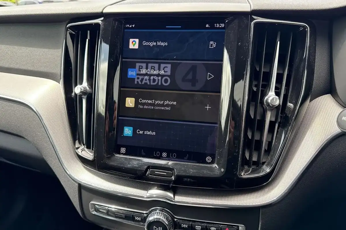 2021-volvo-xc60-20-b5-r-design-big-44