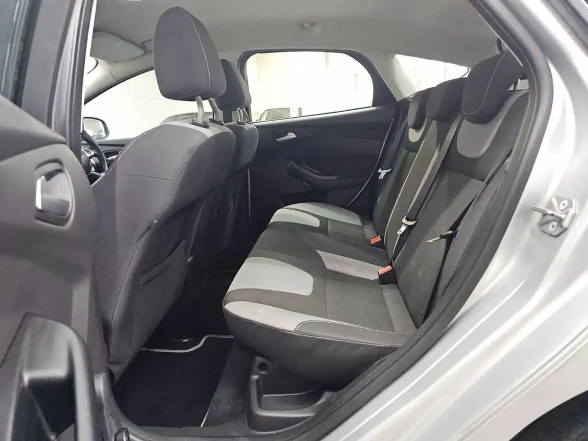 2012-ford-focus-10-zetec-100ps-hatchback-big-18