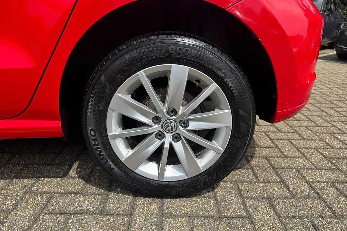 2015-volkswagen-polo-10-se-60ps-5d-big-4