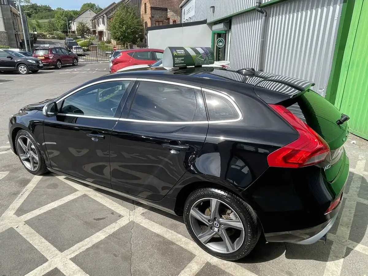 2015-volvo-v40-20-t2-r-design-big-3