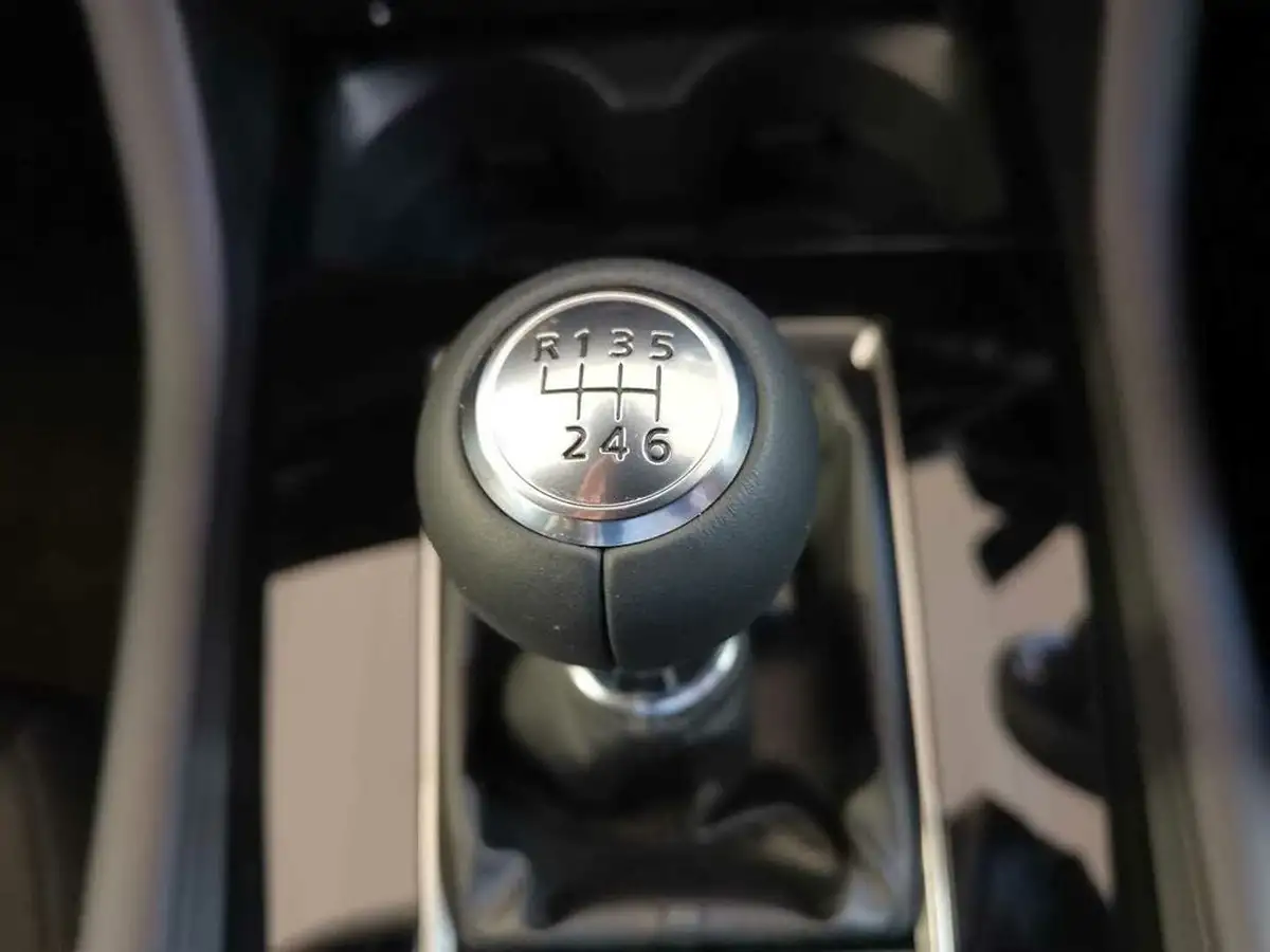 2025-mazda-mazda3-20-e-skyactiv-x-exclusive-line-hatchback-5d-big-32