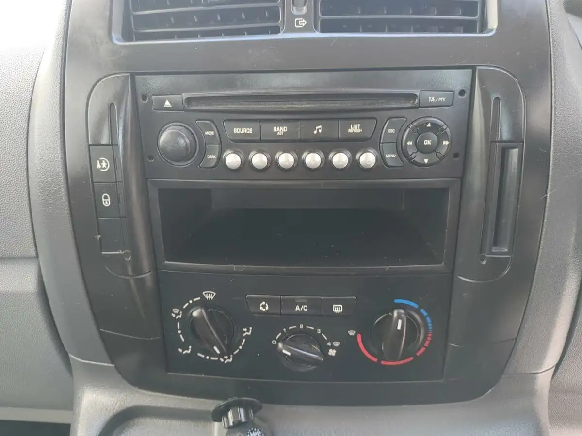 2011-peugeot-expert-tepee-16td-tepee-comfort-l2-big-27
