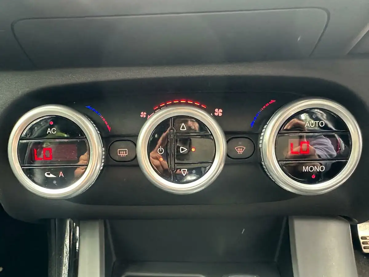 2011-alfa-romeo-giulietta-20td-veloce-170bhp-big-12