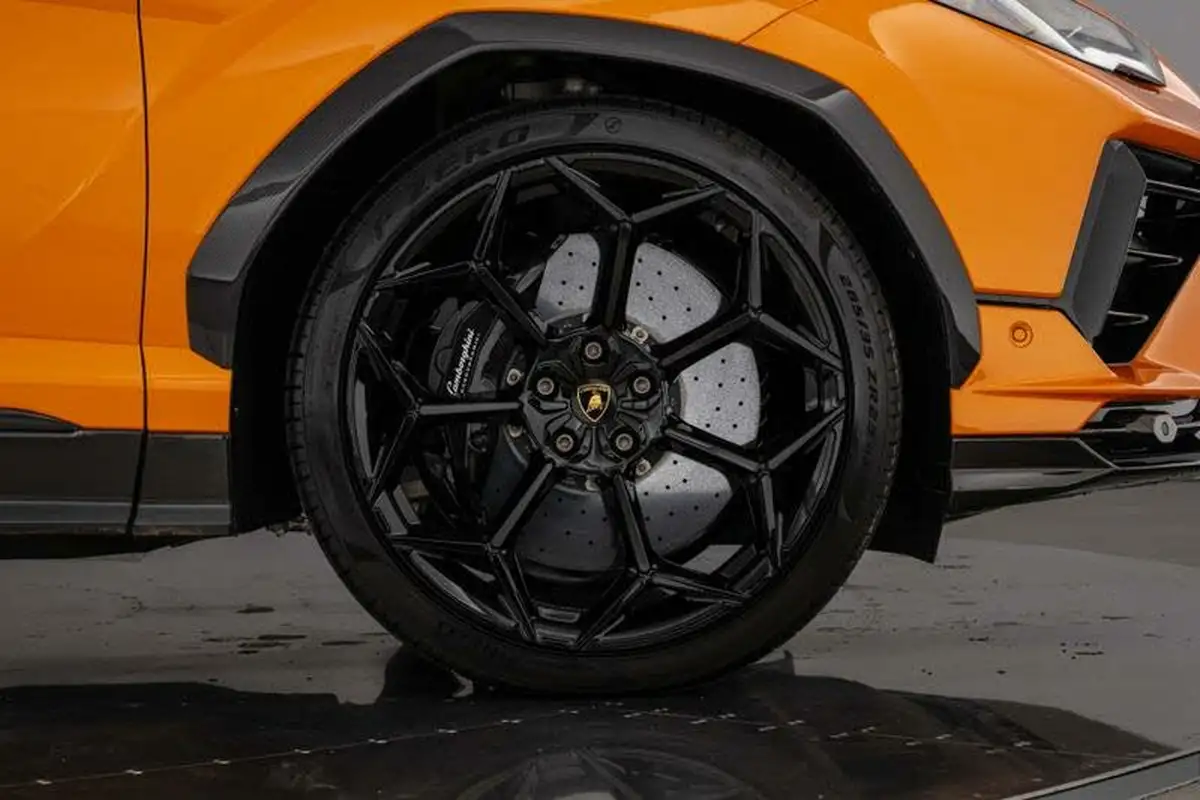 2024-lamborghini-urus-40-no-trim-big-8