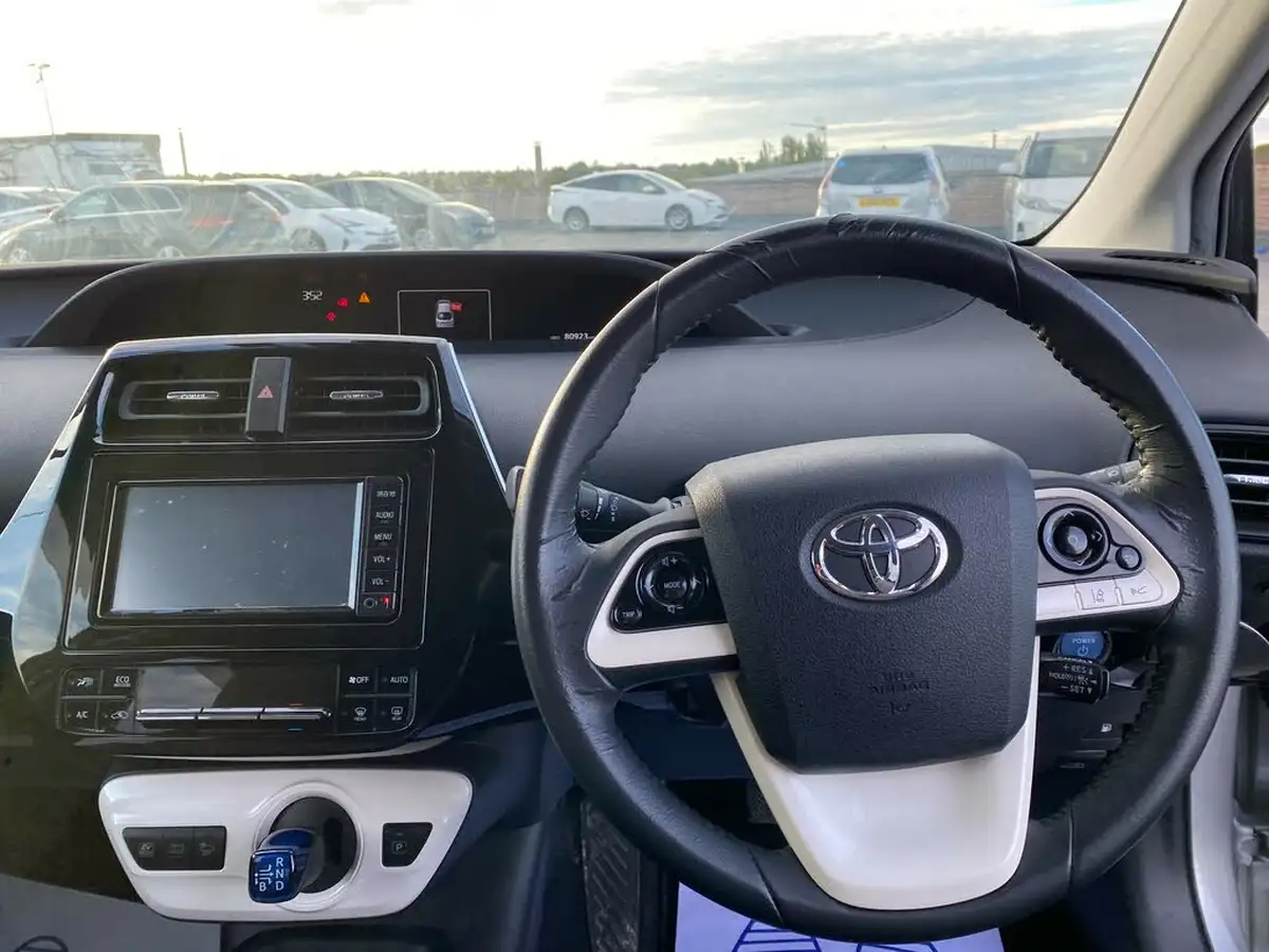 2017-toyota-prius-big-45
