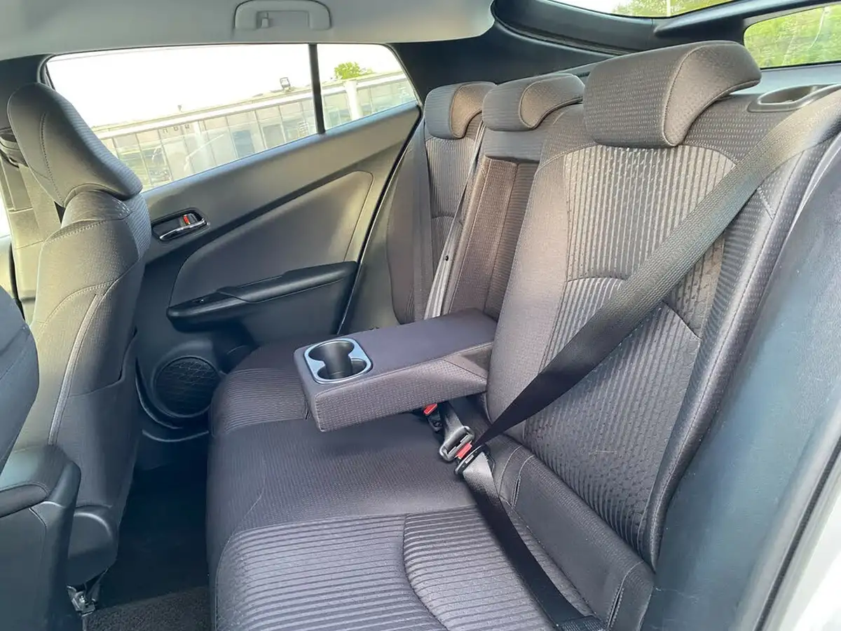 2017-toyota-prius-big-41