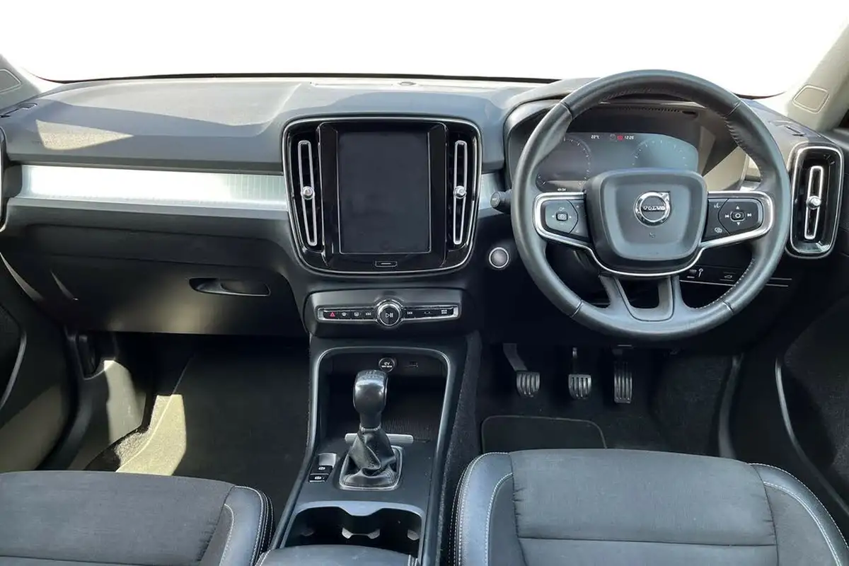 2018-volvo-xc40-15-t3-momentum-big-10