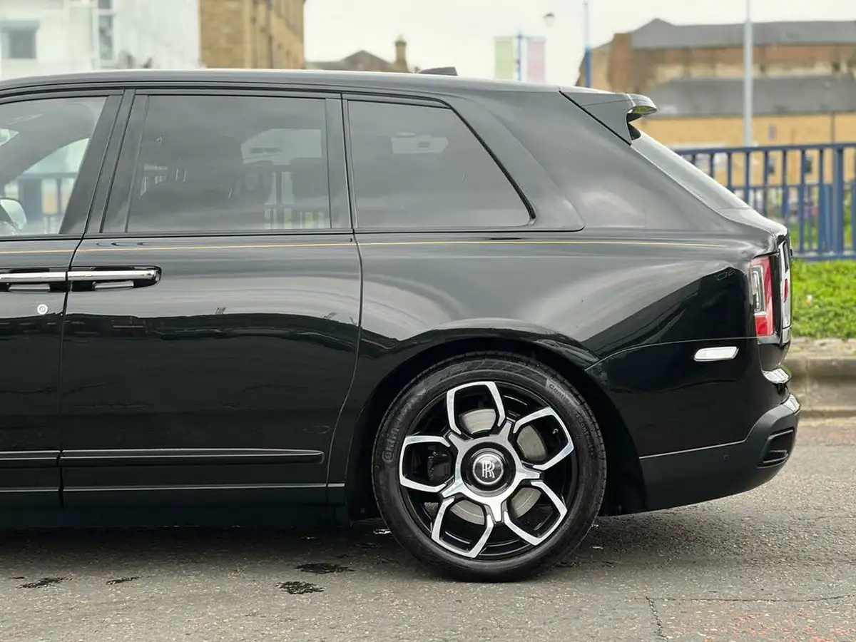 2020-rolls-royce-cullinan-675-black-badge-big-47