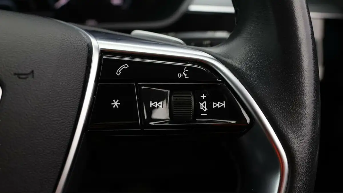 2021-audi-e-tron-50e-technik-station-wagon-big-24