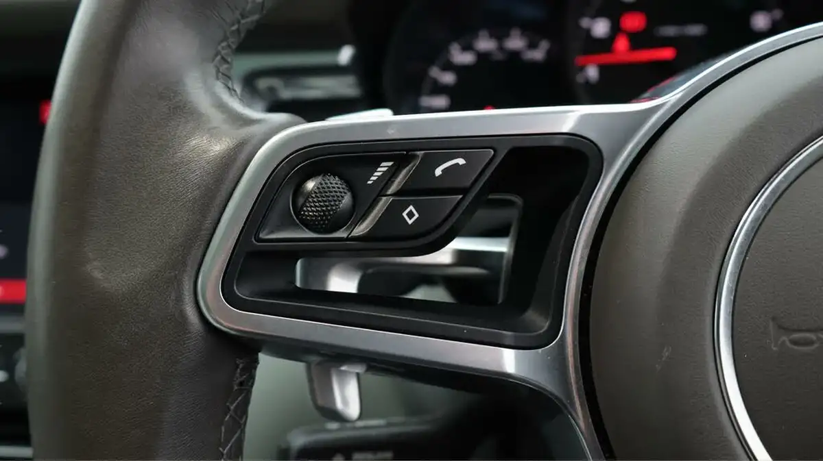 2021-porsche-macan-20-245ps-big-25