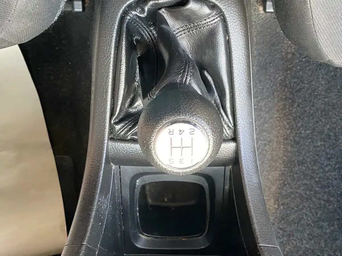 2014-suzuki-swift-12-sz-l-5d-big-34