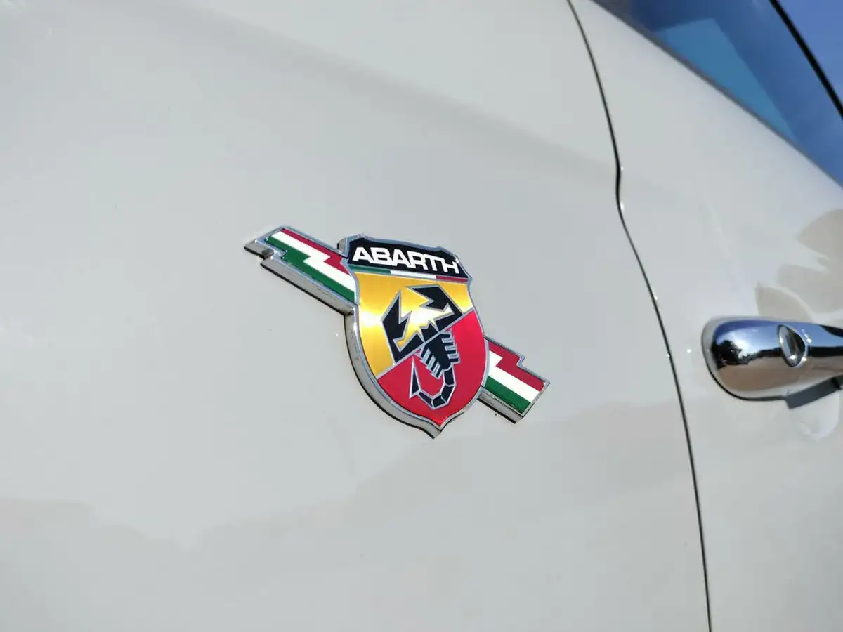 2015-fiat-500-14-abarth-t-jet-big-26