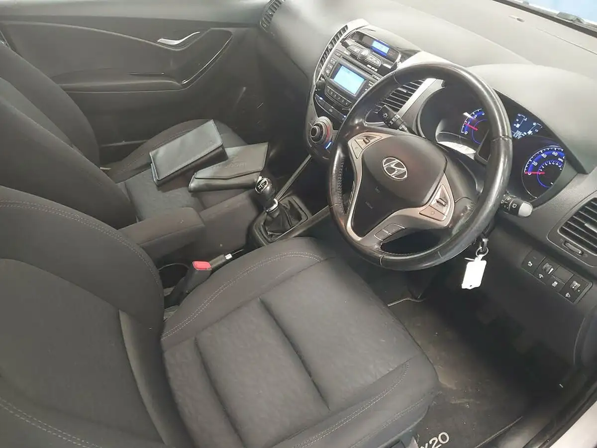 2014-hyundai-ix20-14-active-89bhp-big-10