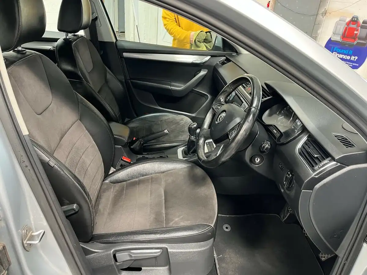 2015-skoda-octavia-20tdi-elegance-hatchback-big-15