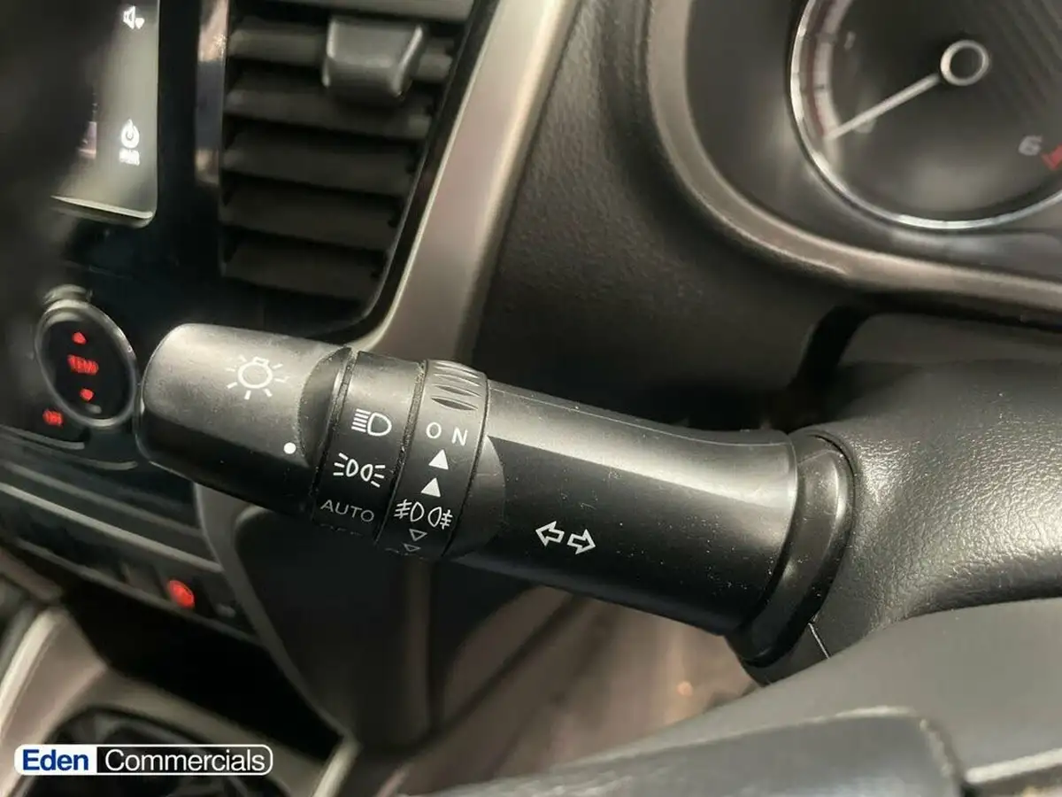 2020-mitsubishi-l200-22di-d-warrior-big-36