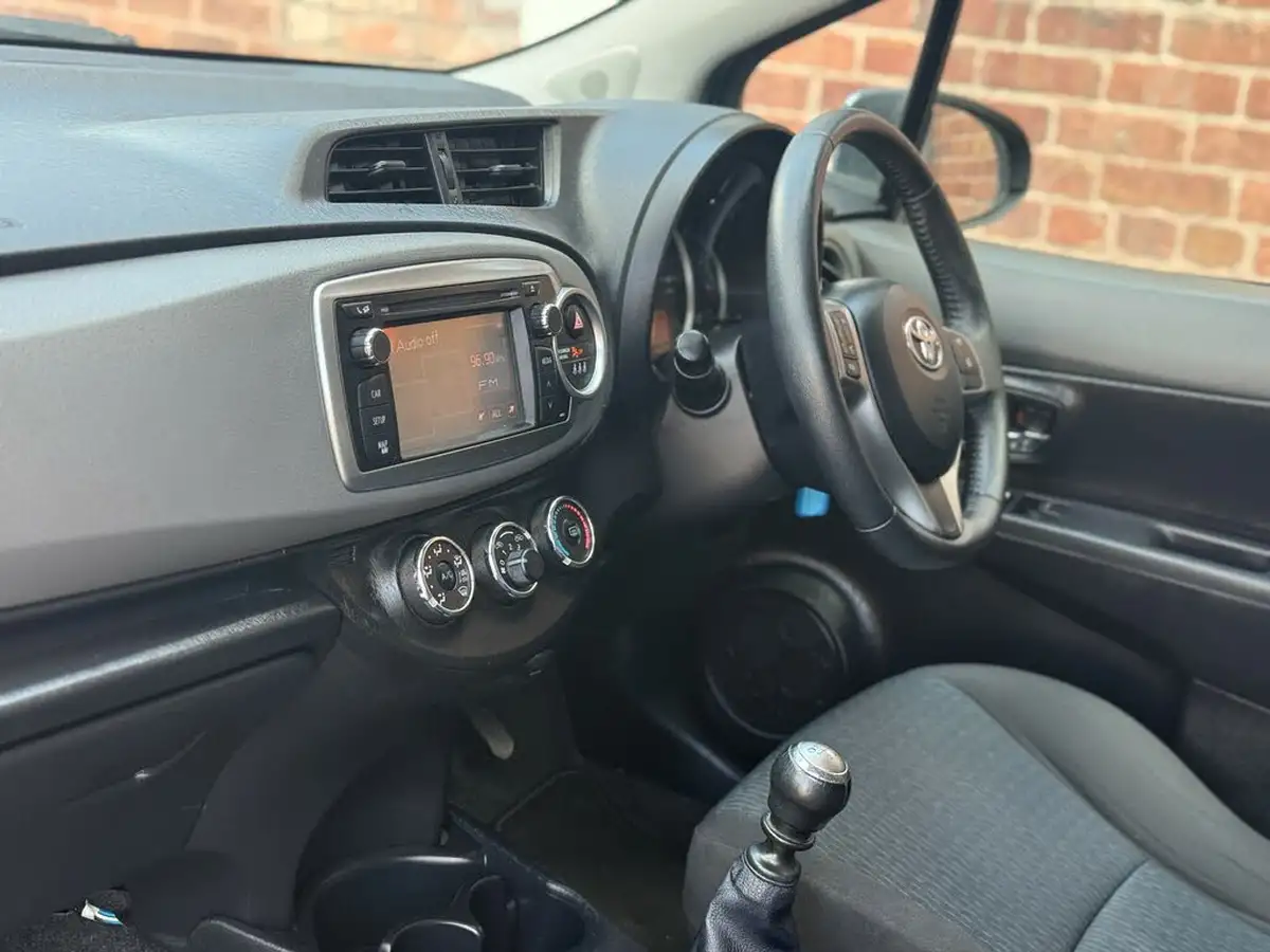 2012-toyota-yaris-133-tr-vvt-i-5d-big-33