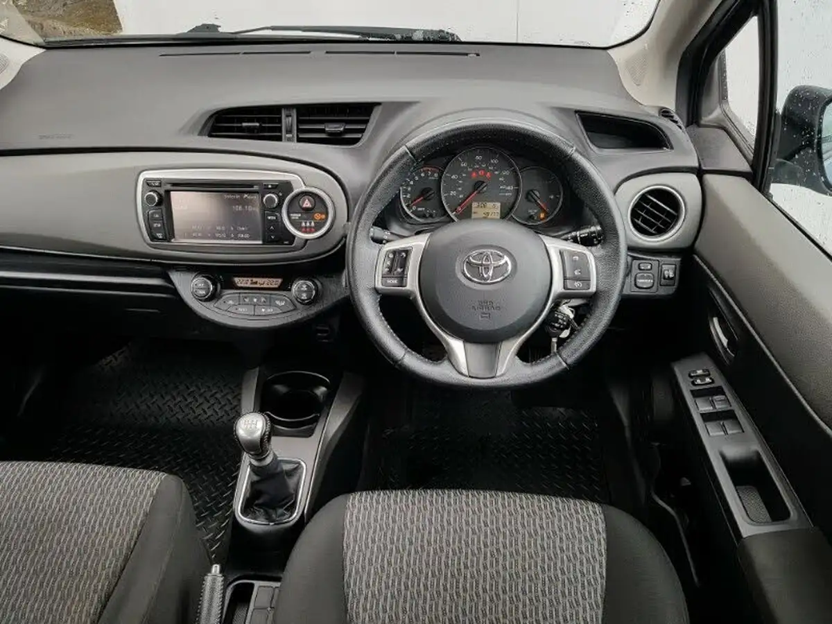 2014-toyota-yaris-133-icon-smart-pack-big-6