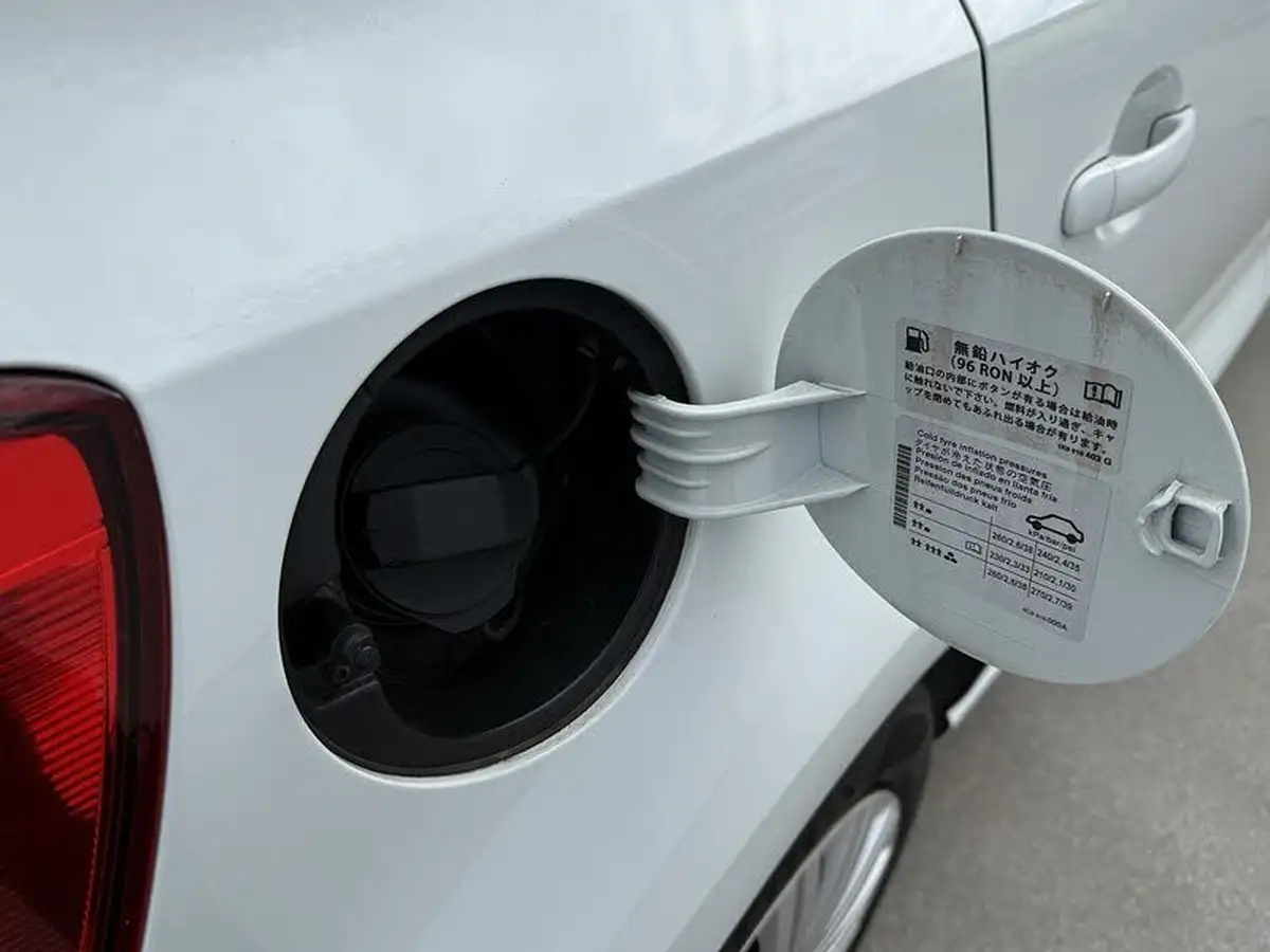 2015-volkswagen-polo-big-9