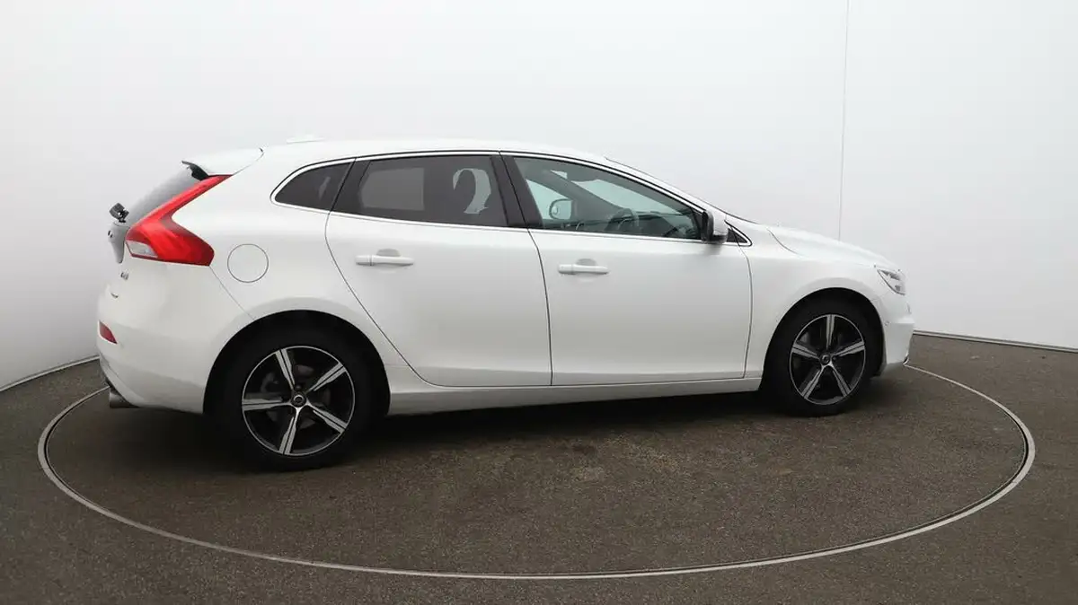 2018-volvo-v40-15-t2-r-design-nav-plus-big-51