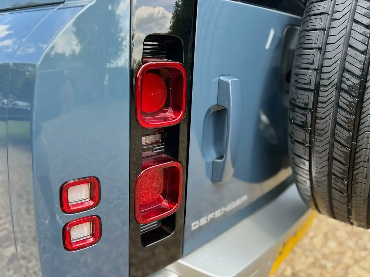 2025-land-rover-90-defender-30-d250-hard-top-s-90-250pseu6e-big-11