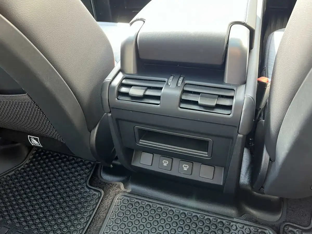 2024-land-rover-110-defender-30-d250-xs-edition-big-39