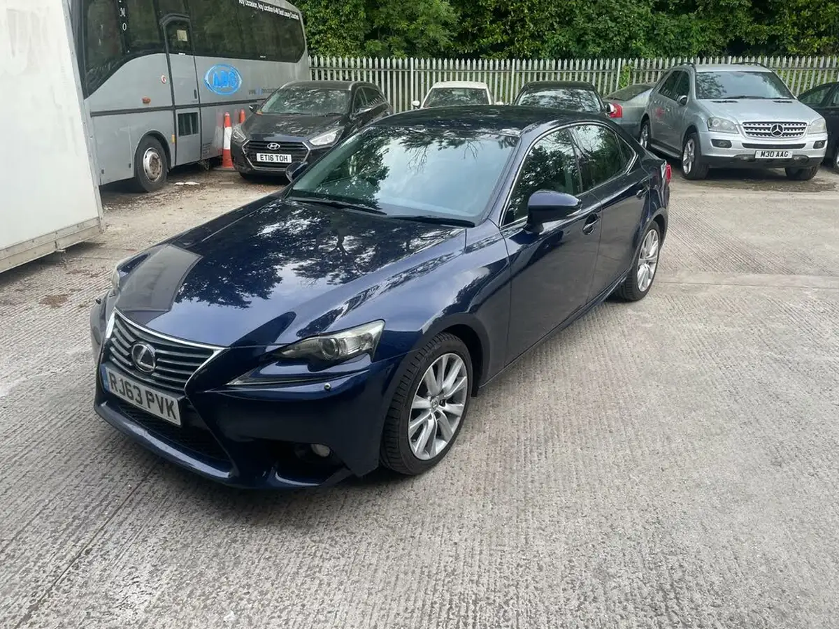 2013-lexus-is-300h-25-luxury-big-0