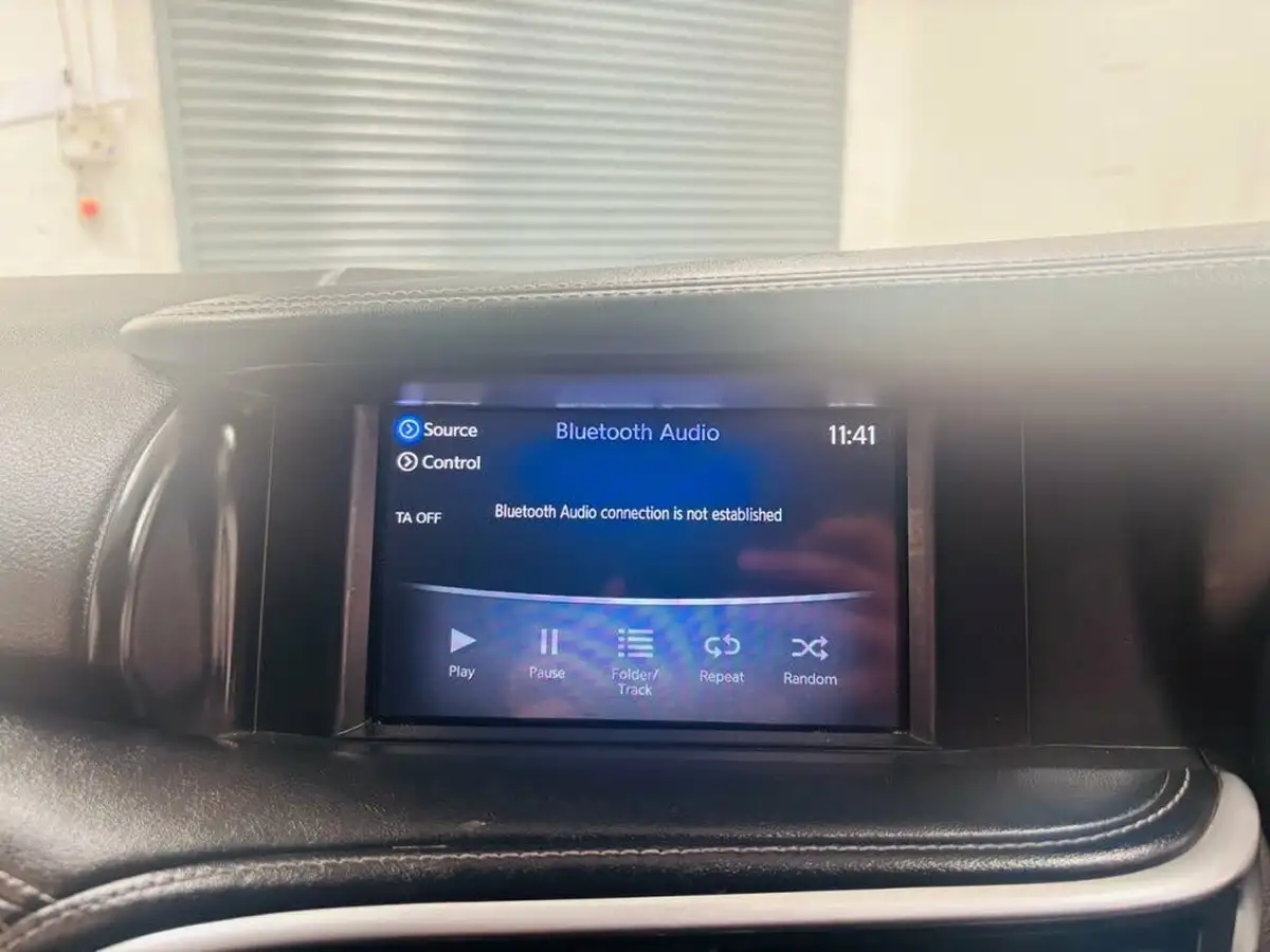 2016-infiniti-q30-15d-se-big-12