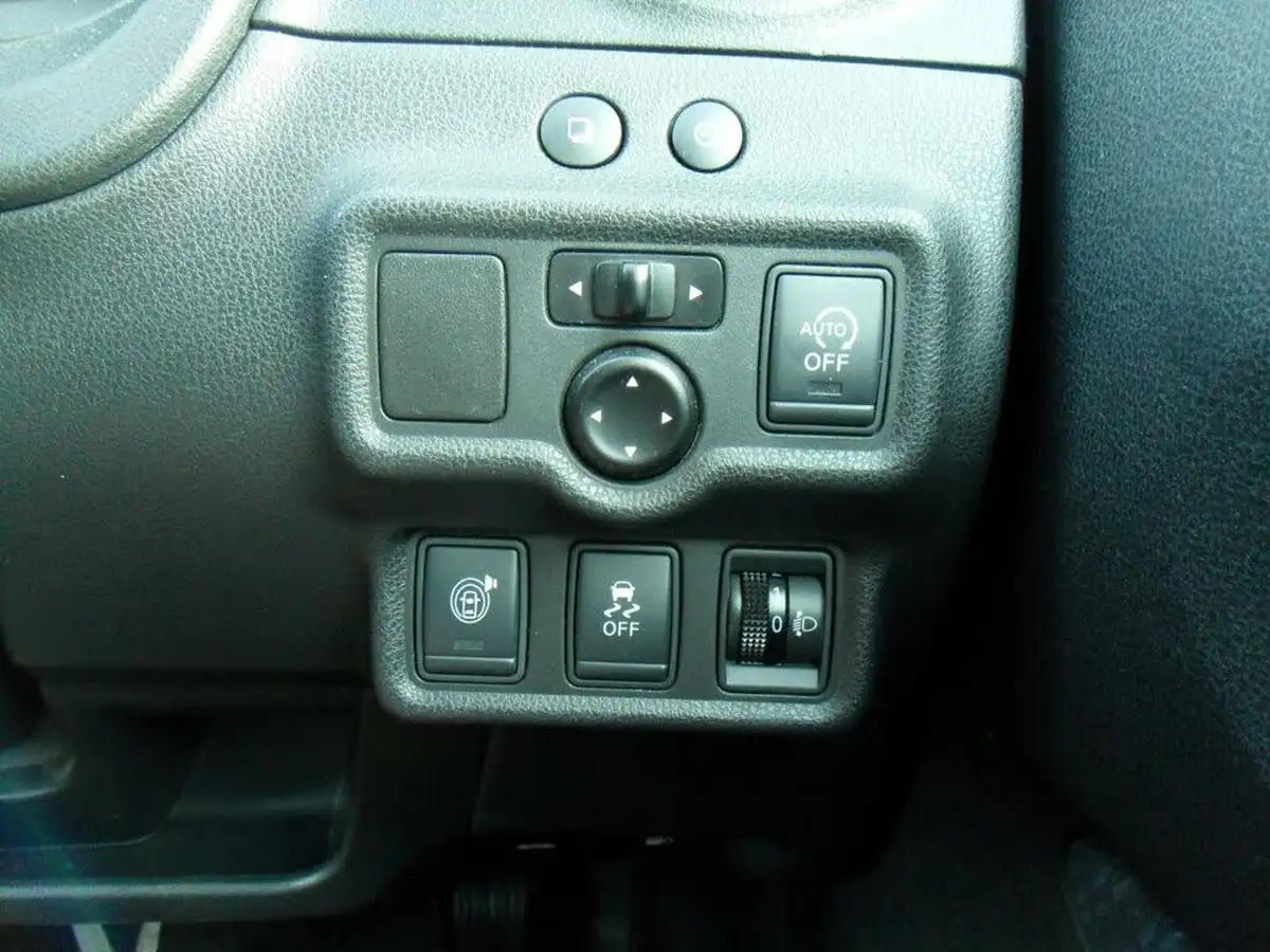 2015-nissan-note-12-tekna-big-73