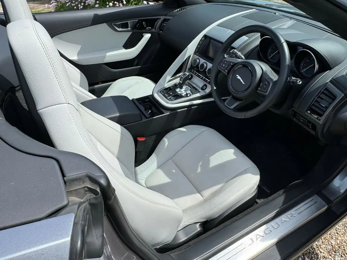 2013-jaguar-f-type-30-big-24
