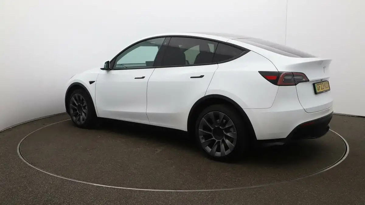 2023-tesla-model-y-e-long-range-big-32