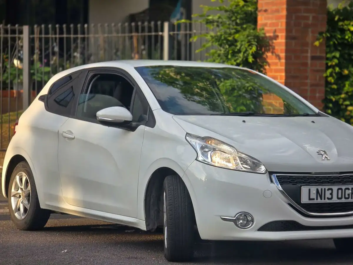 2013-peugeot-208-12-active-3d-big-23