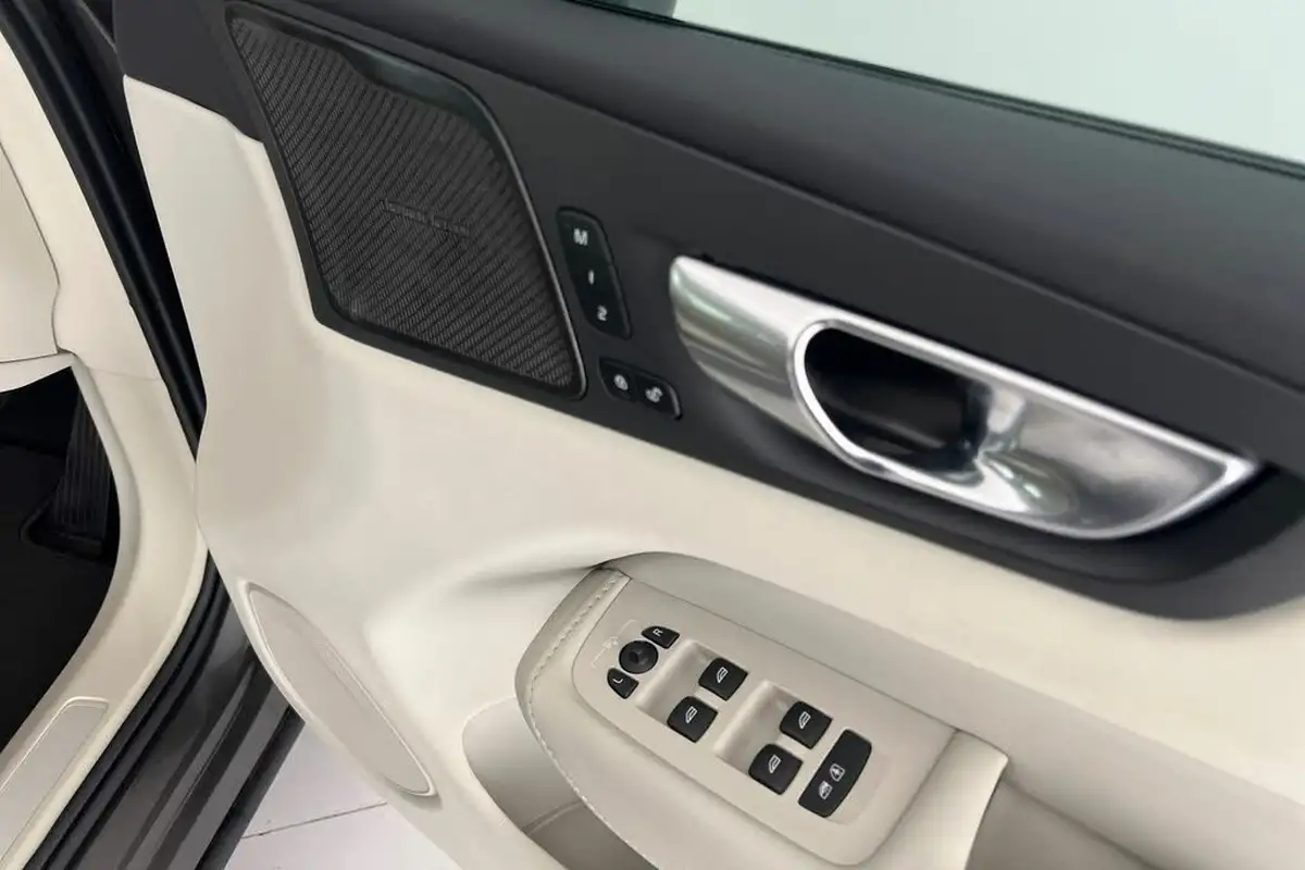 2024-volvo-xc60-20-b5-plus-big-23