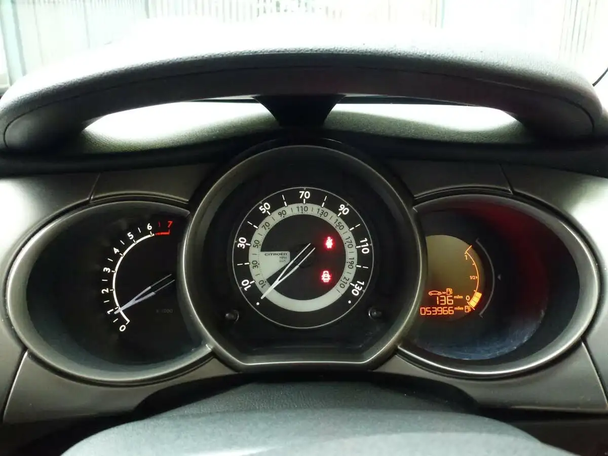 2016-citroen-c3-10-edition-big-21